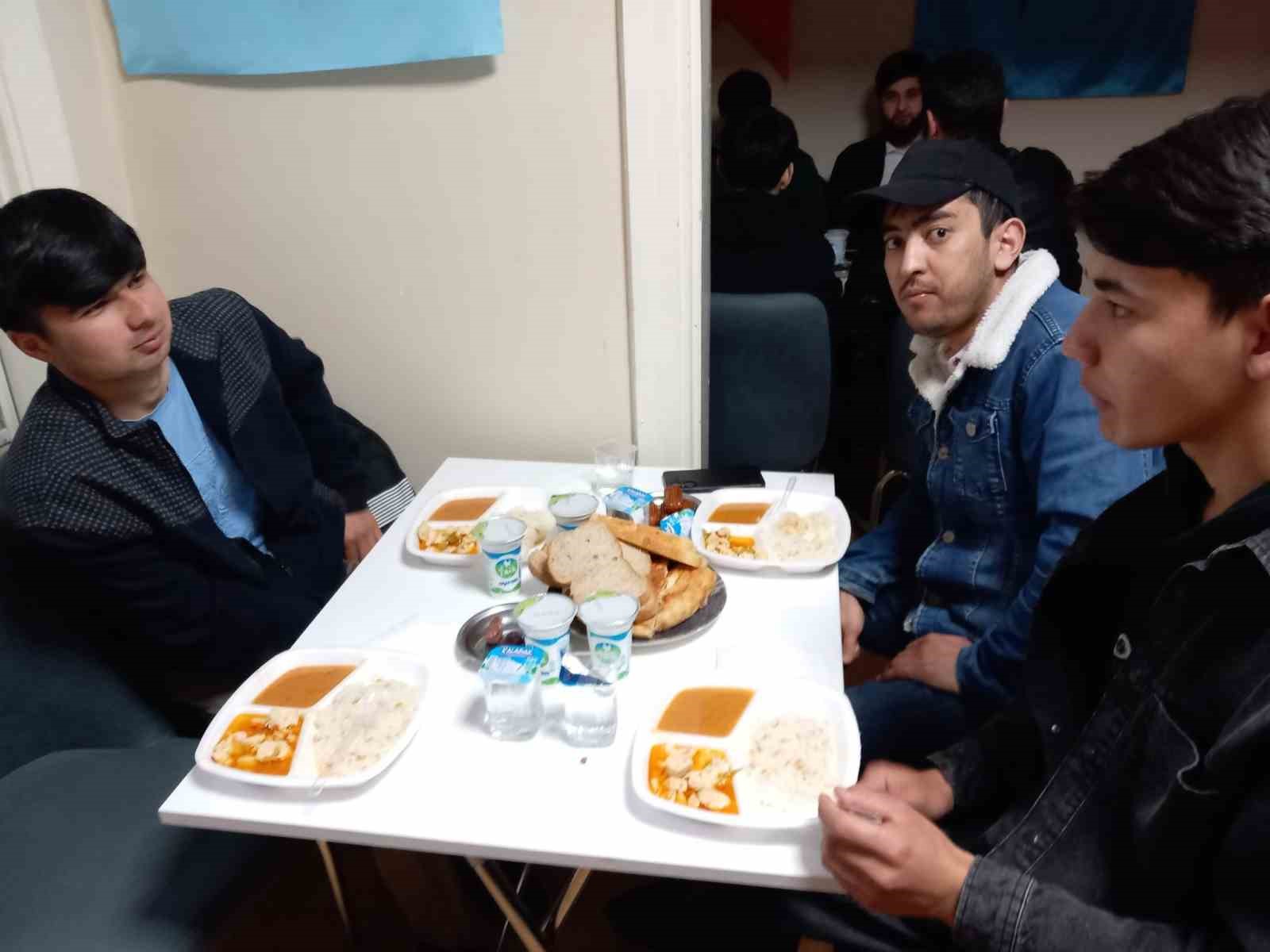Eskişehir&rsquo;de okuyan T&uuml;rk D&uuml;nyası &ouml;ğrencileri iftarda buluştu
