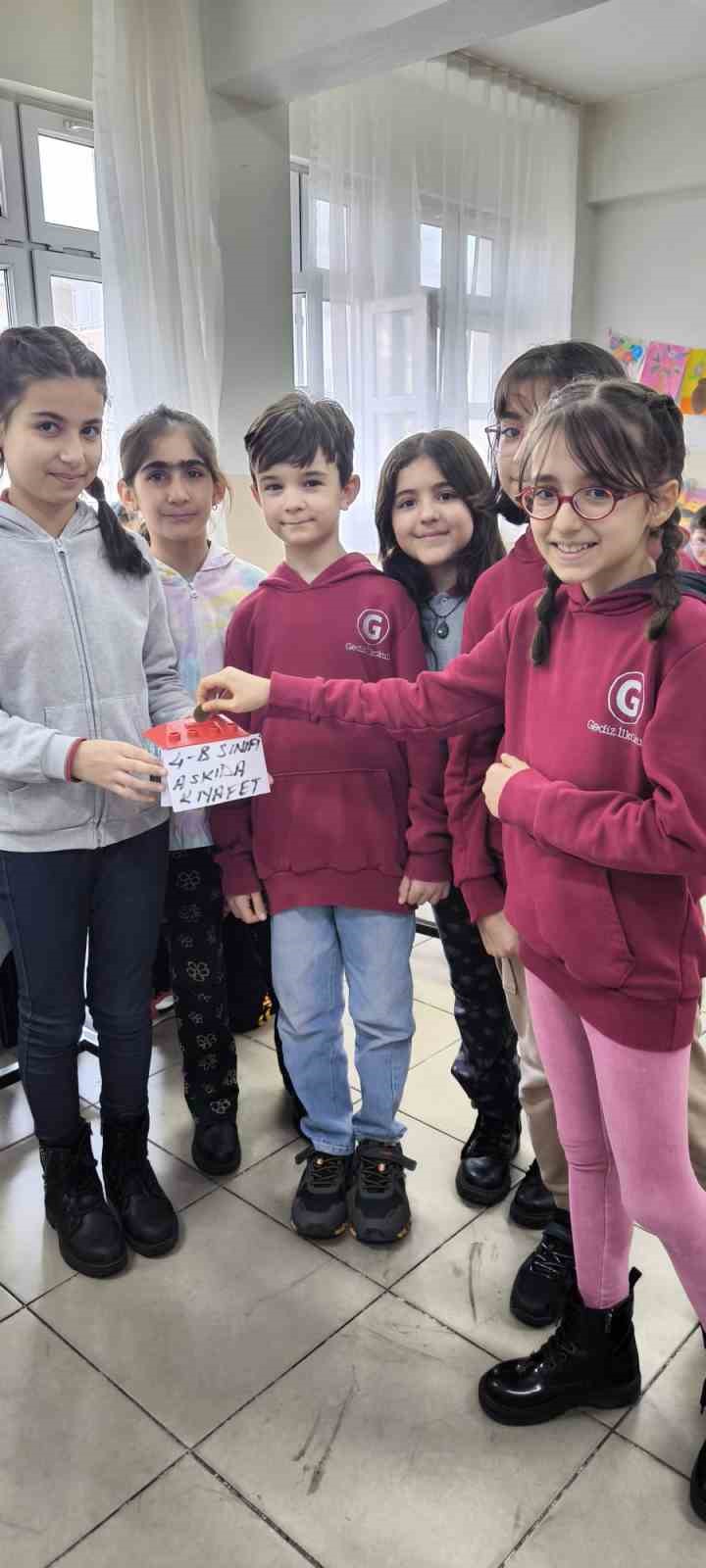 Bayramda yaşıtları g&uuml;ls&uuml;n diye &rsquo;Askıda kıyafet&rsquo; projesi başlattılar
