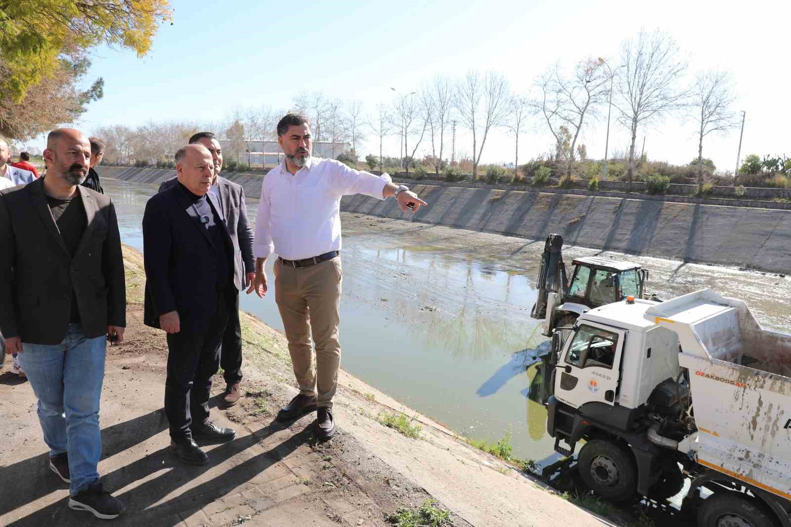 &Ccedil;evreye k&ouml;t&uuml; koku yayan Sarı&ccedil;am Deresi temizlendi
