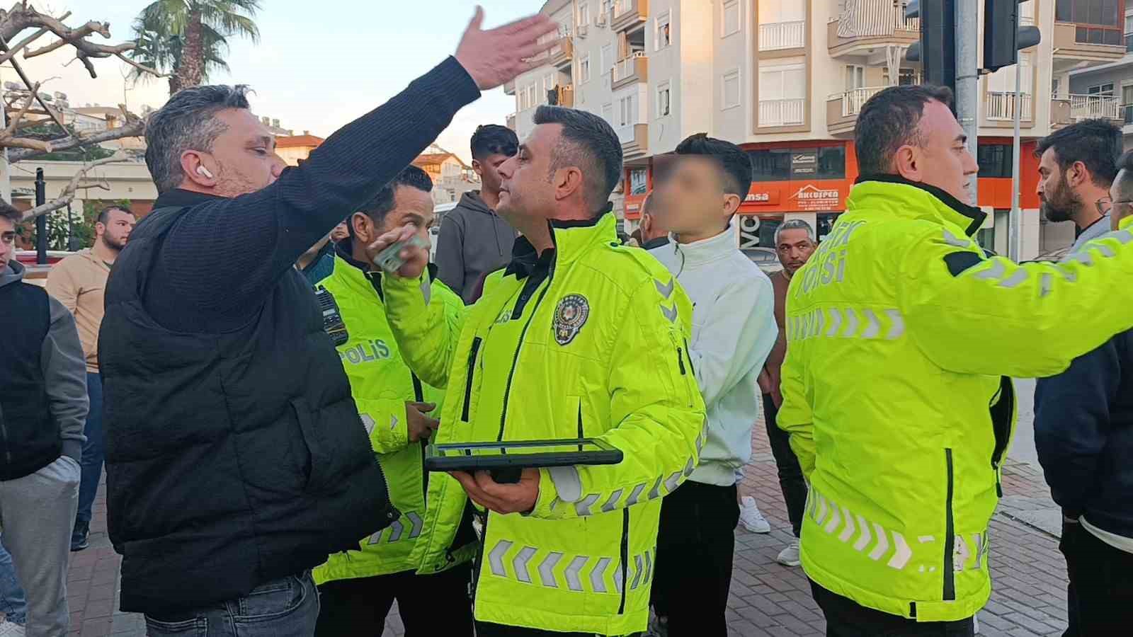 Kazayı gören vatandaş ‘trafik polisi’ rolüne girince ortam gerildi
