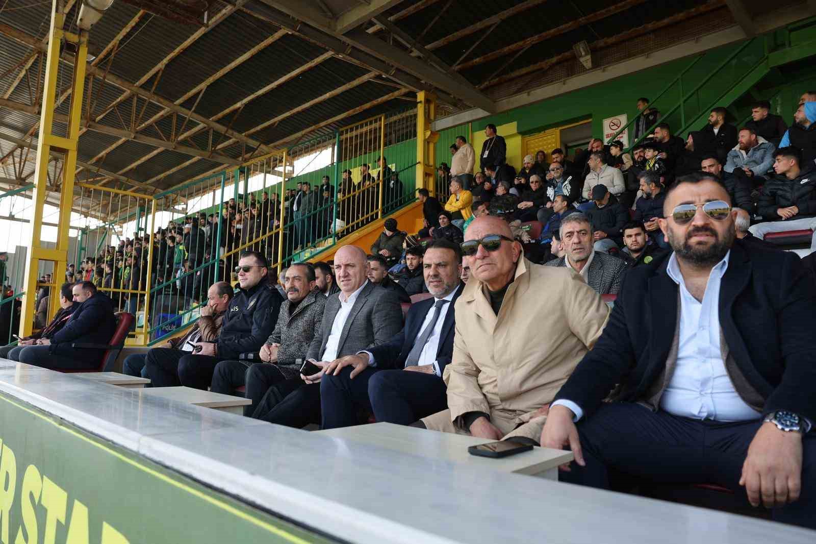 Futbolculardan Başkan Bıyık’a teşekkür pankartı
