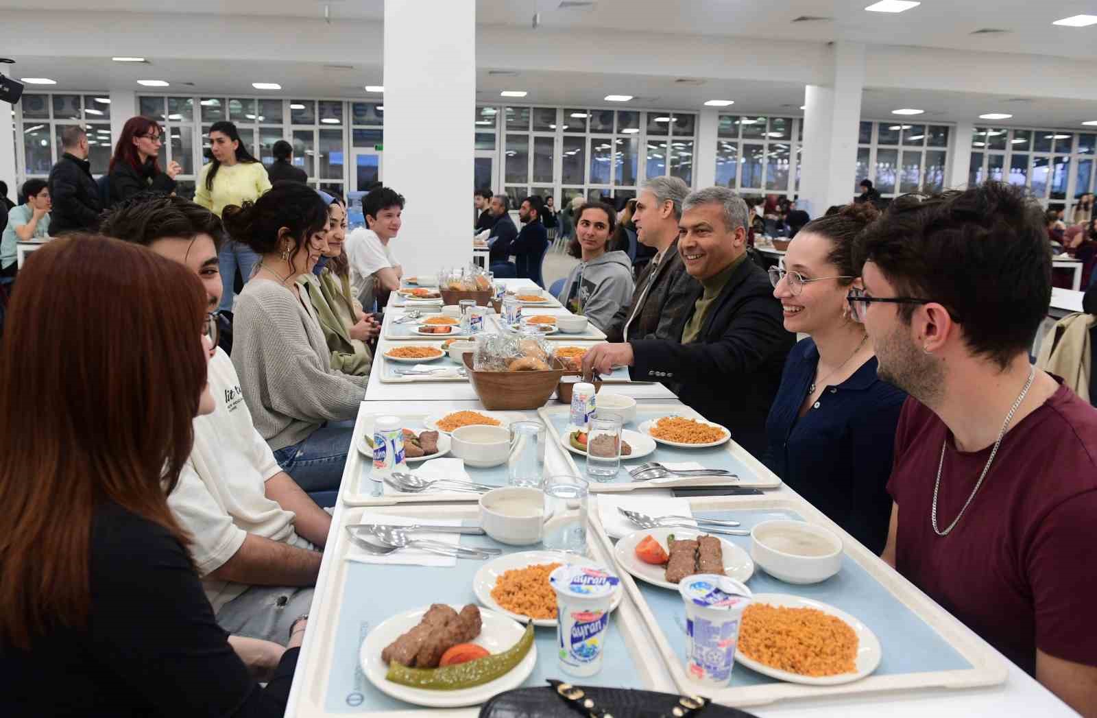 Rekt&ouml;r Adıg&uuml;zel &ouml;ğrencilerle iftar yemeğinde buluşmaya devam ediyor
