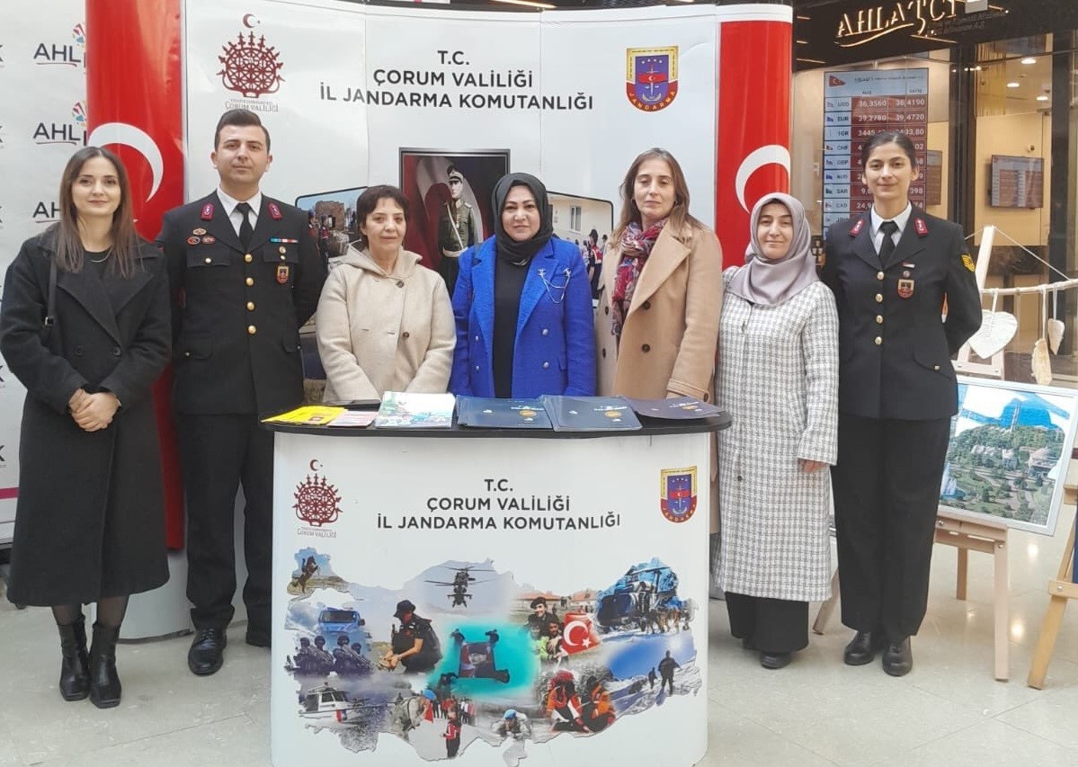 Jandarma ekiplerinden 8 Mart&rsquo;ta kadına şiddetle m&uuml;cadele bilgilendirmesi
