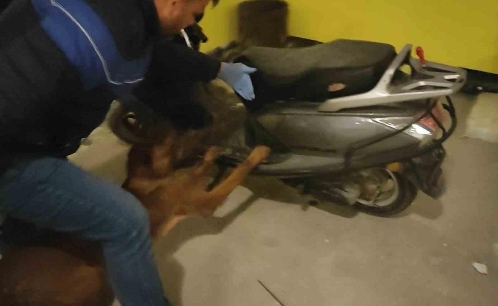 Motosikletin koltuk altından esrar çıktı