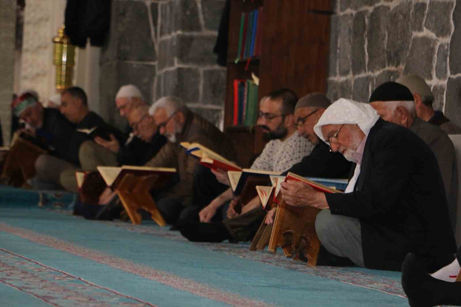 İslam aleminin 5. Harem-i Şerif&rsquo;inde mukabele geleneği devam ediyor