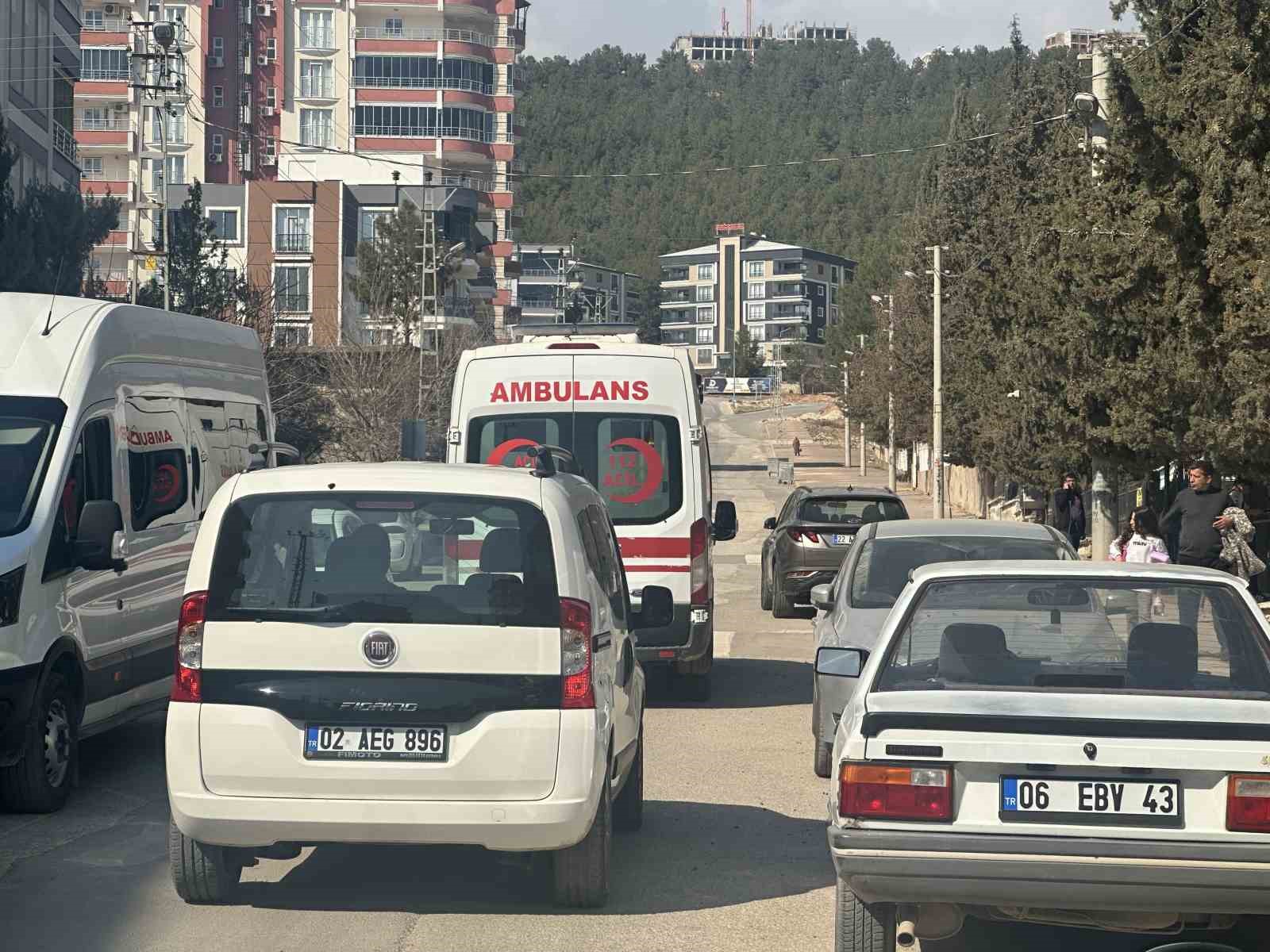 Otomobil küçük çocuğun ayağının üzerinden geçti
