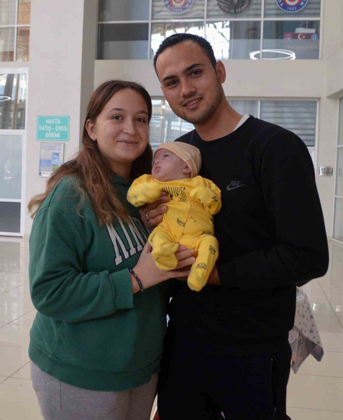 Bağırsakları dışarıda doğan bebek Muğla EAH&rsquo;ta sağlığına kavuştu