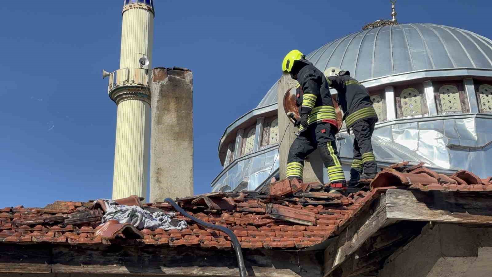 Baca yangını az kalsın evi yakıyordu: Muhtar dumandan etkilendi
