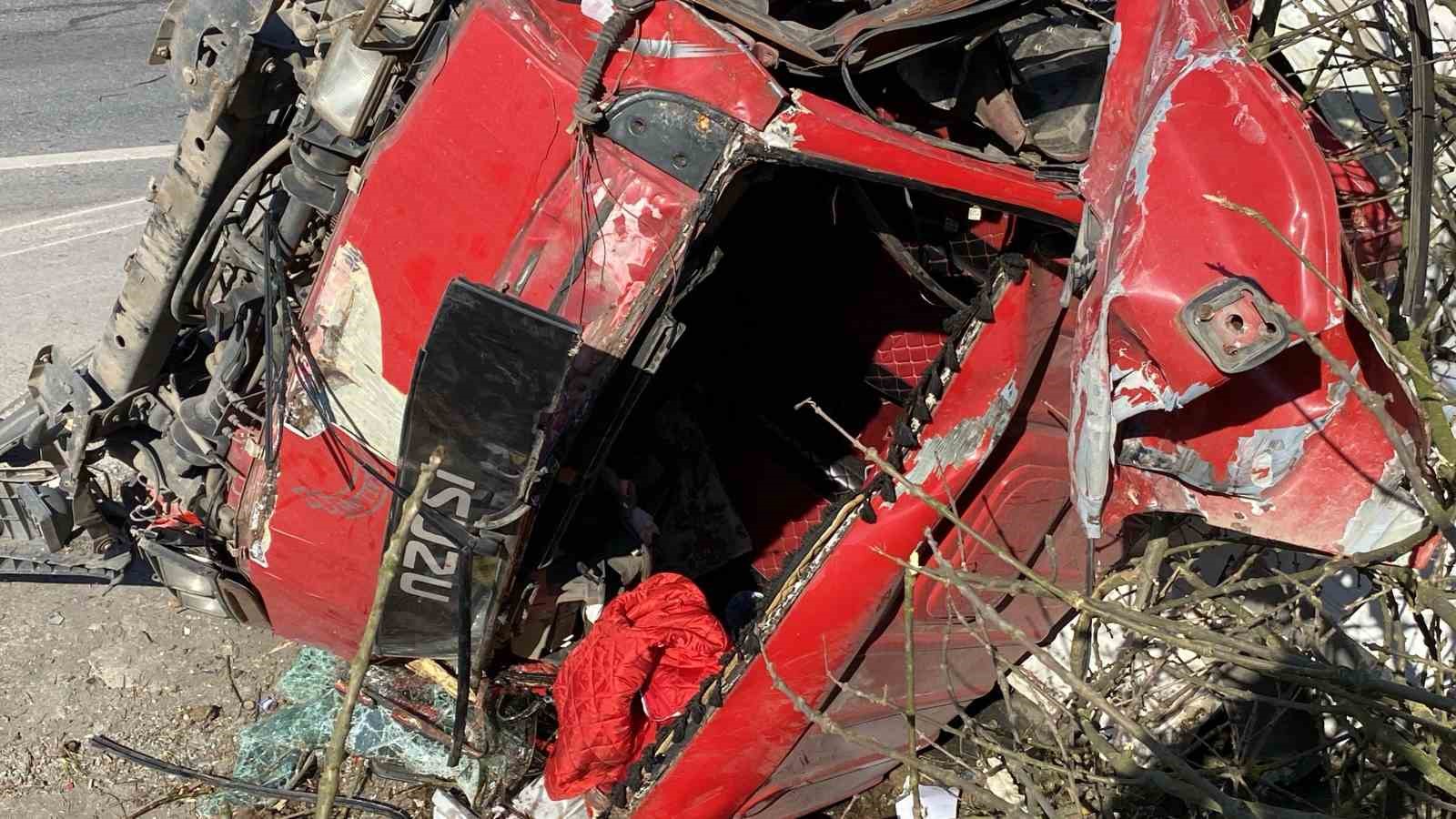 Ağaçları devirip yan yatan kamyonet kağıt gibi ezildi: 2 yaralı