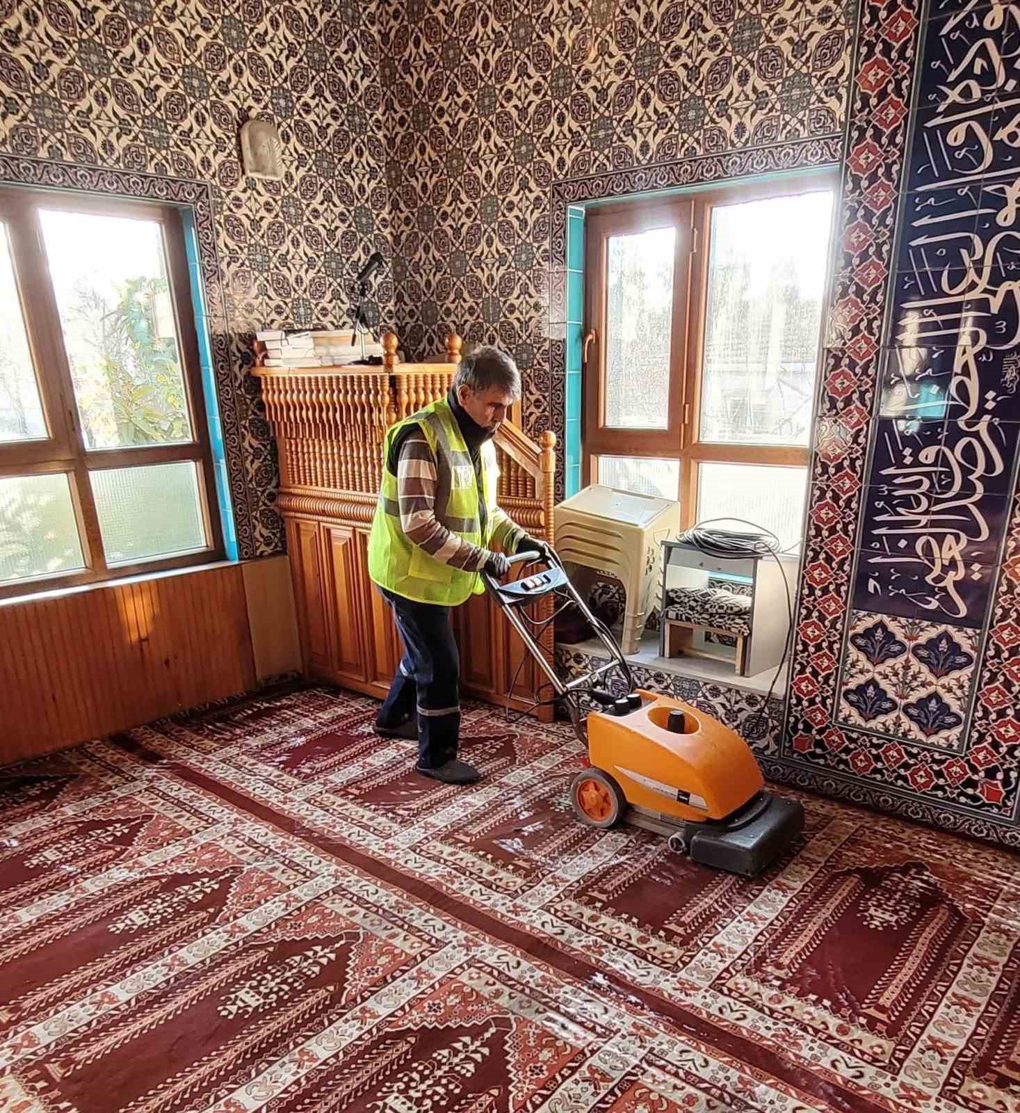 Camilerde Ramazan temizliği