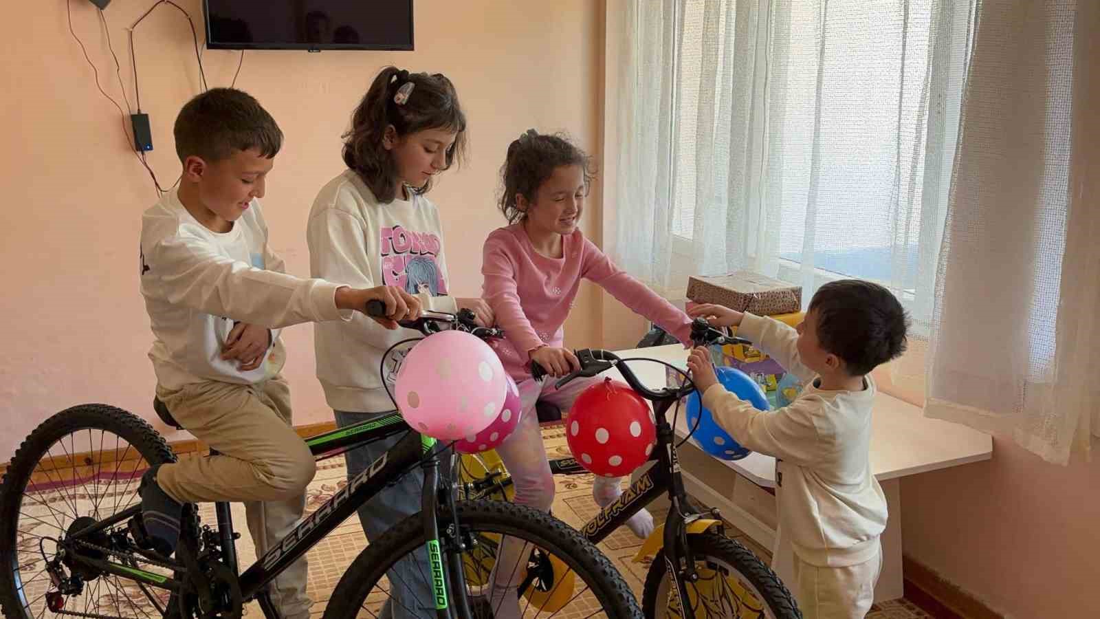 Devlet yetimlerin yanında