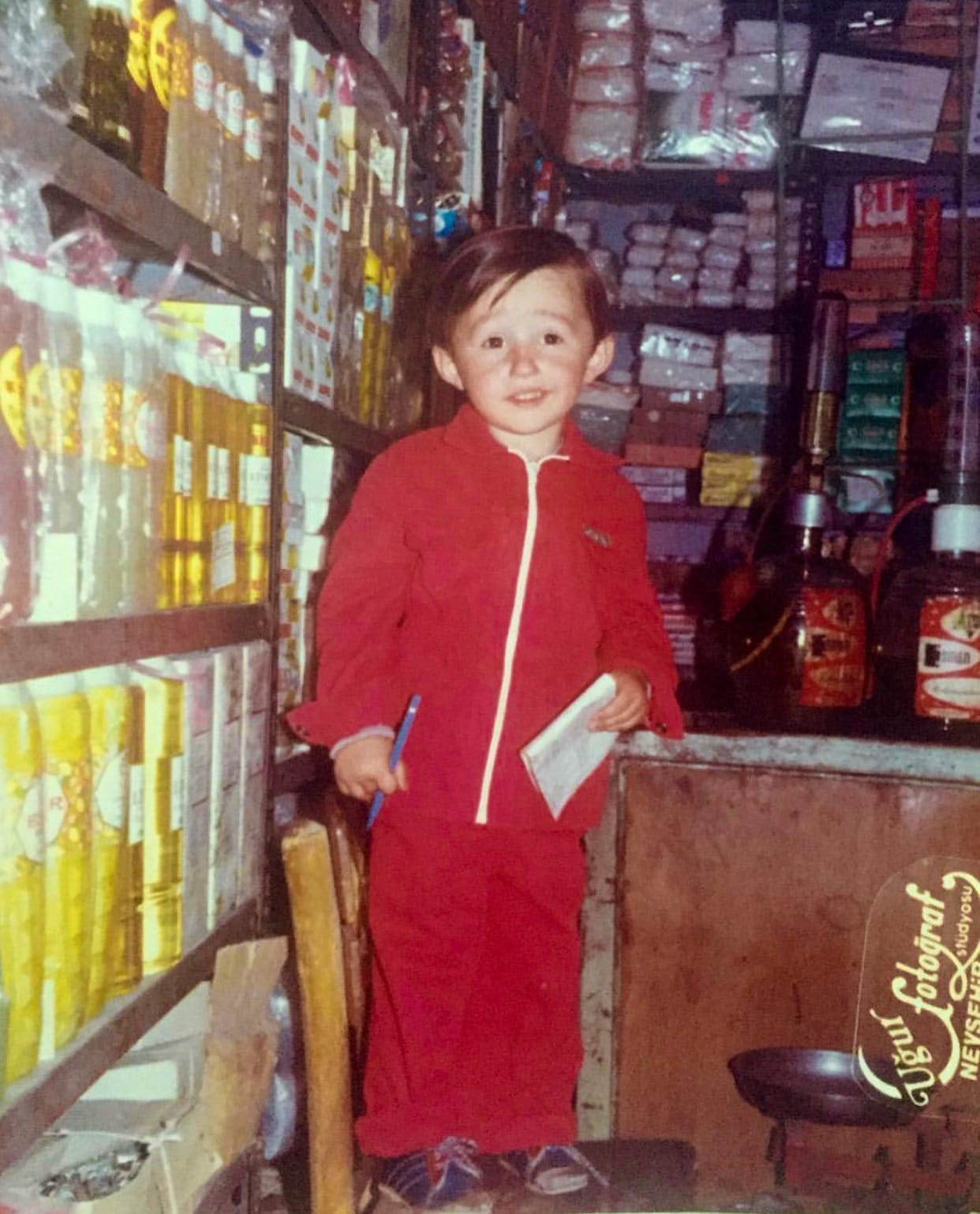 Yarım asırlık d&uuml;kkanda kolonya dolumu yapıyor
