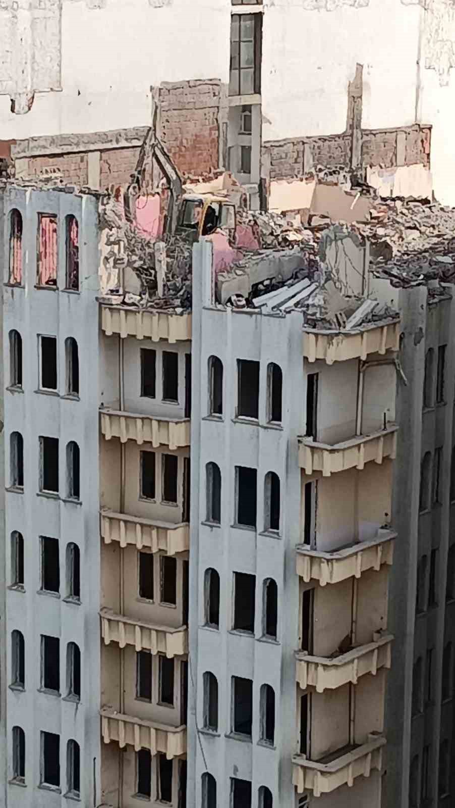 Batman’da depremde ağır hasar alan AFAD binası kontrollü yıkılıyor