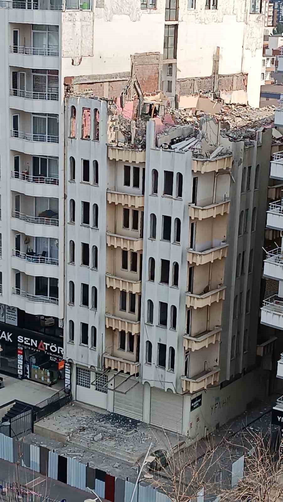 Batman&rsquo;da depremde ağır hasar alan AFAD binası kontroll&uuml; yıkılıyor
