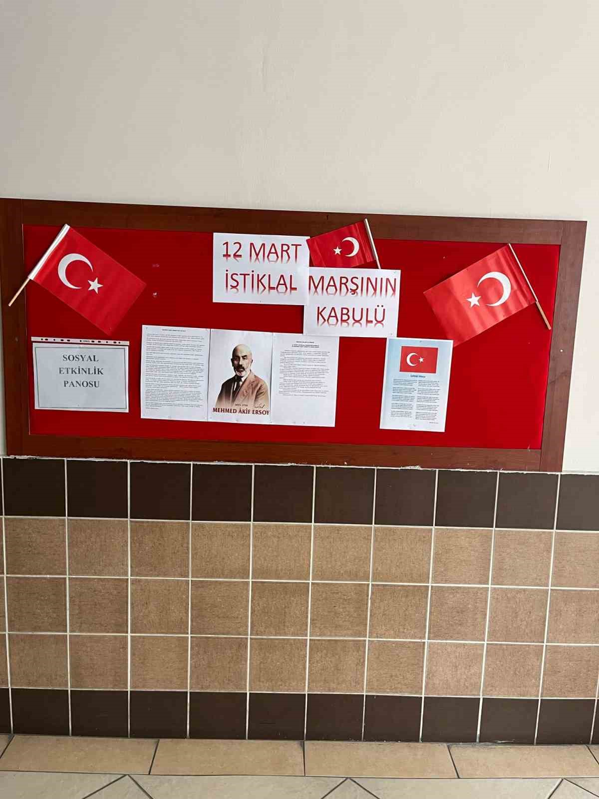 Yabancı kursiyerler İstiklal Marşı&rsquo;nı okudu
