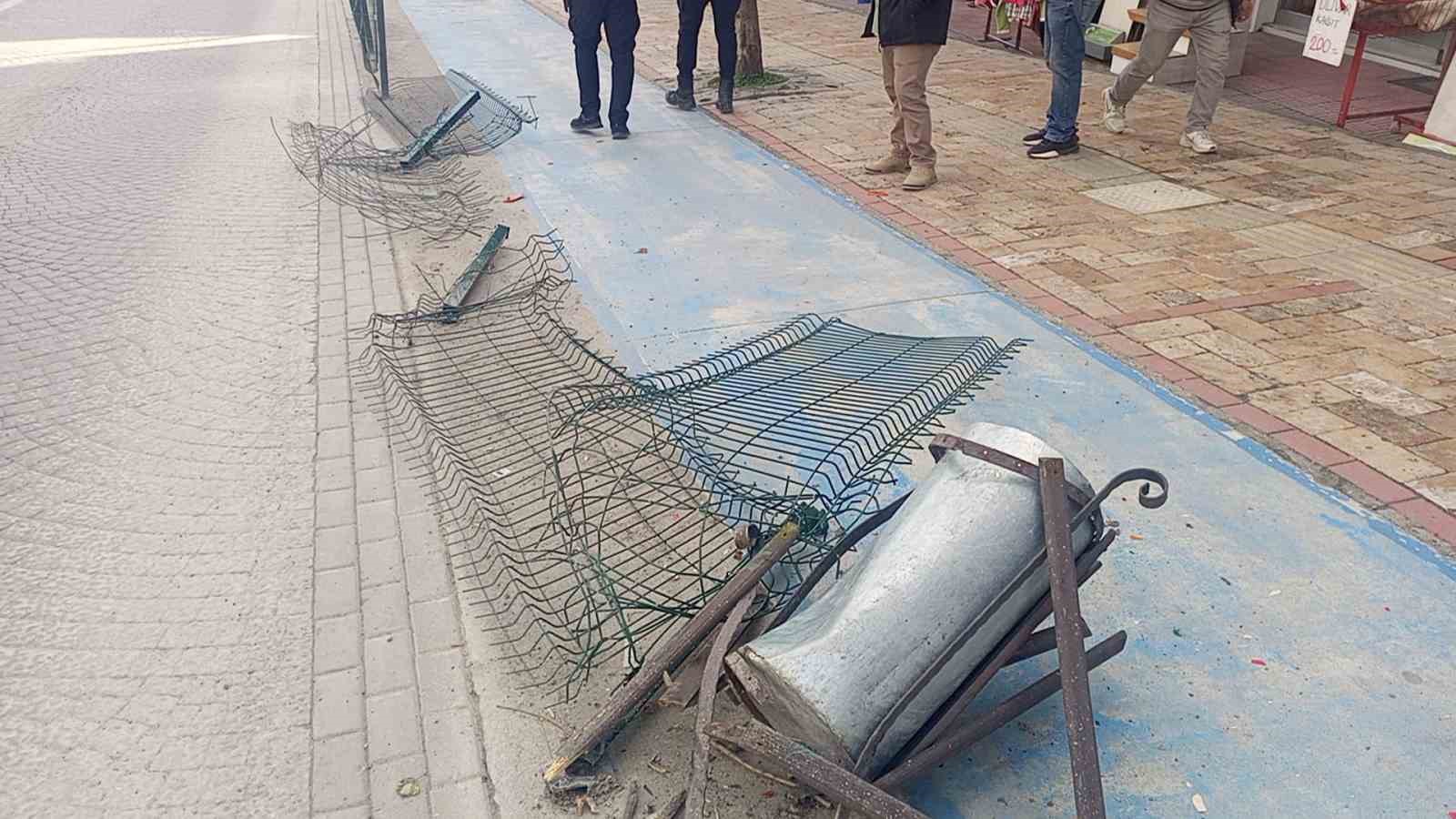 Kontrolden çıkan araç çitlere daldı, faciadan dönüldü