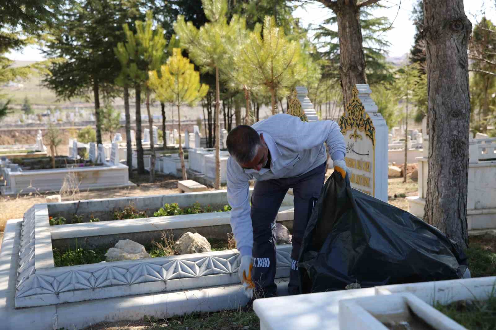 Mezarlıklarda bayram hazırlığı başladı
