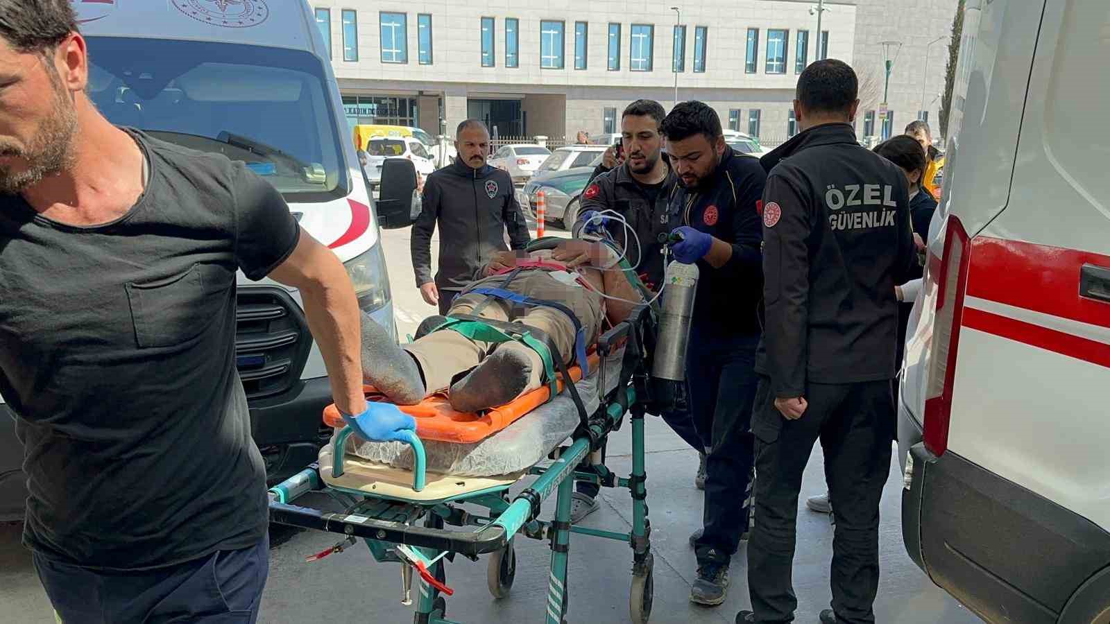 Adıyaman&rsquo;da kum y&uuml;kl&uuml; kamyon 2 tıra &ccedil;arptı: 1 &ouml;l&uuml;, 1 yaralı
