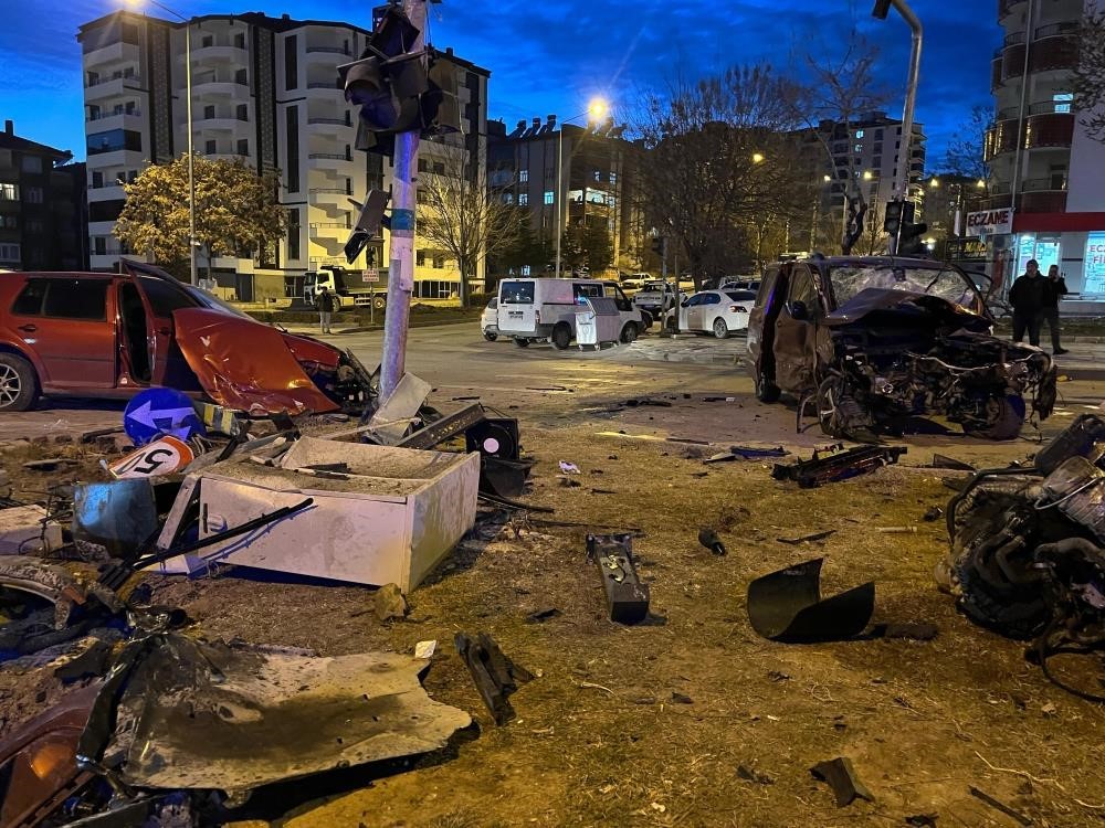 Elazığ’daki feci kazada yaralanan bir kişi hayatını kaybetti

