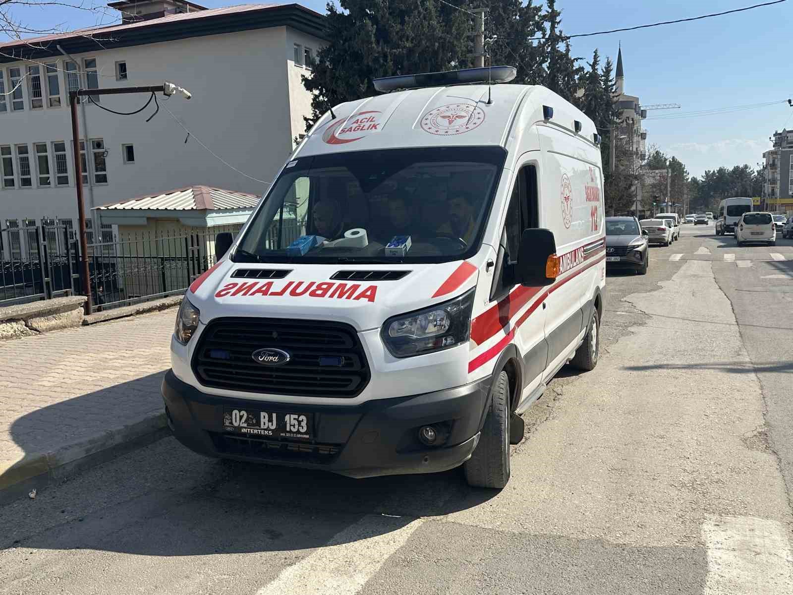 Otomobil küçük çocuğun ayağının üzerinden geçti