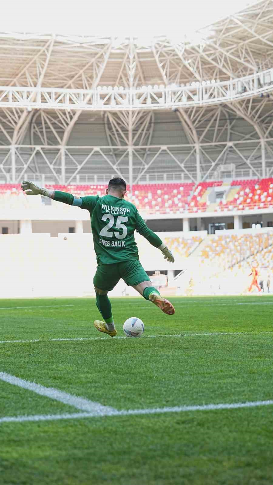 Yeni Malatyasporlu Enes Salik, en &ccedil;ok kurtarış yapan kaleci
