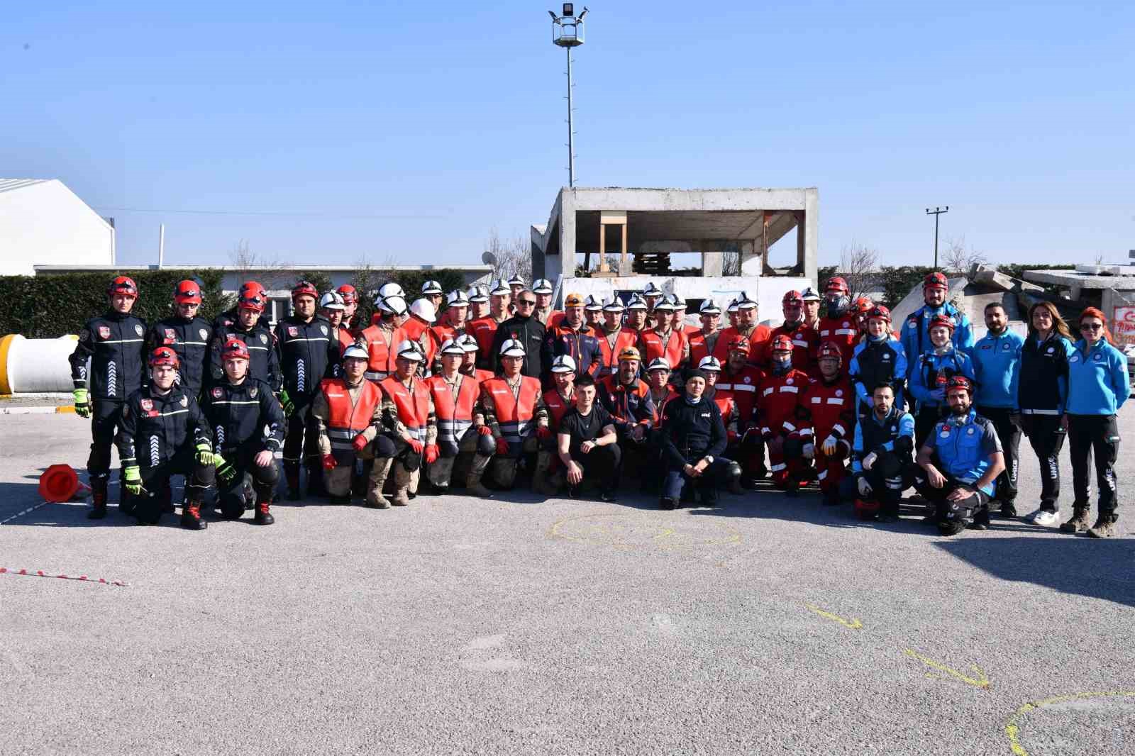 Balıkesir Büyükşehir İtfaiyesi ortak tatbikatta göz doldurdu