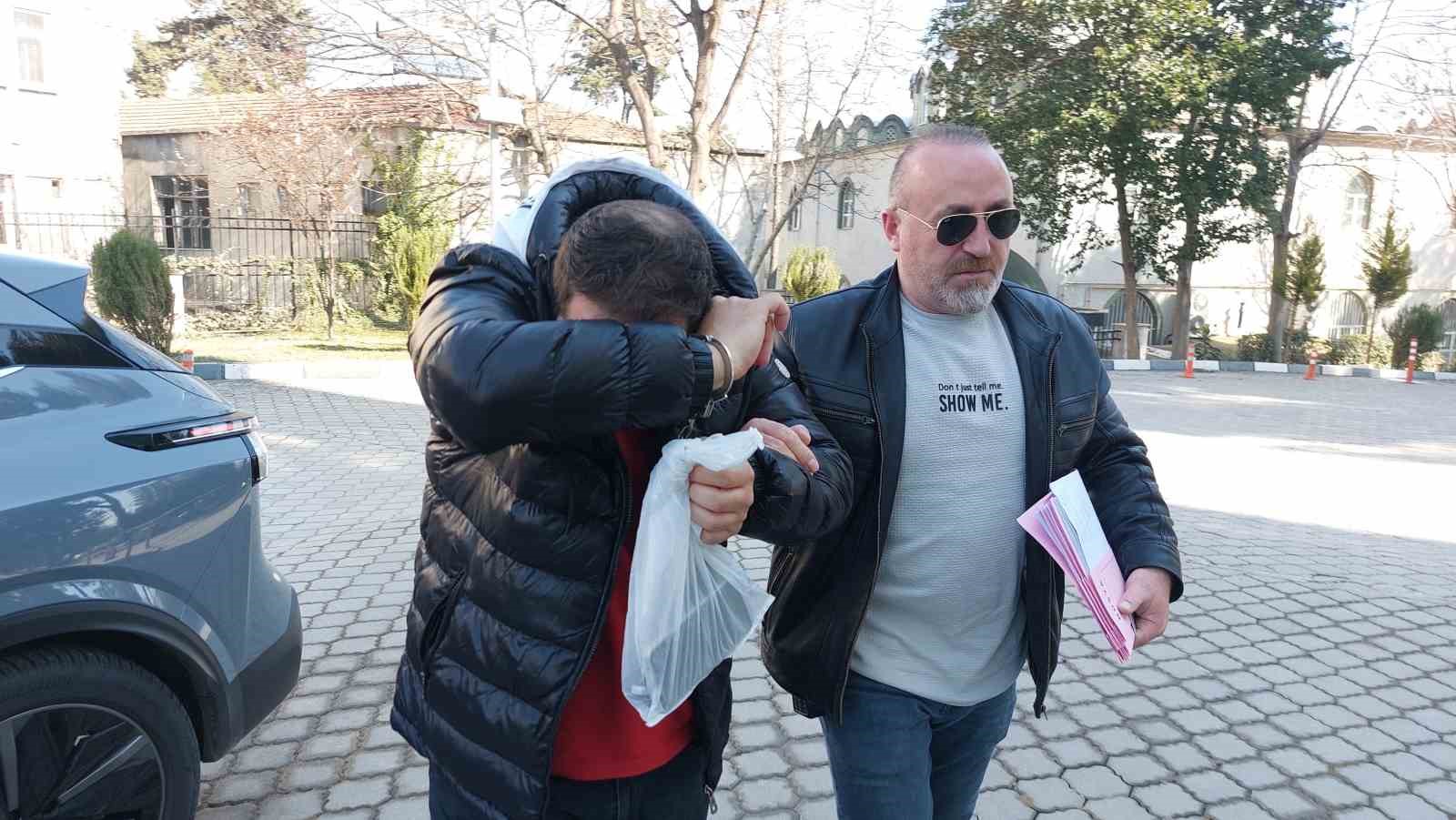 Dolandırıcılıktan 29 yıl hapis cezası bulunan ve sahte altın seti ile yakalanan şahıs adliyeye sevk edildi