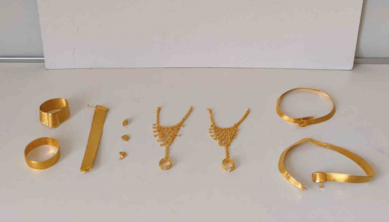 Dolandırıcılıktan 29 yıl hapis cezası bulunan ve sahte altın seti ile yakalanan şahıs adliyeye sevk edildi
