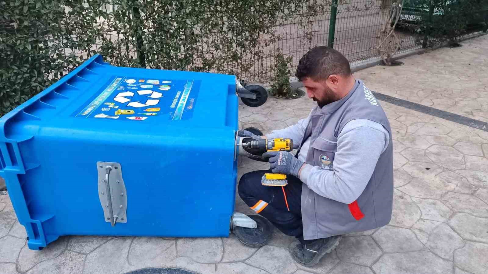 &Ccedil;&ouml;p konteynırları yerinde tamir ediliyor
