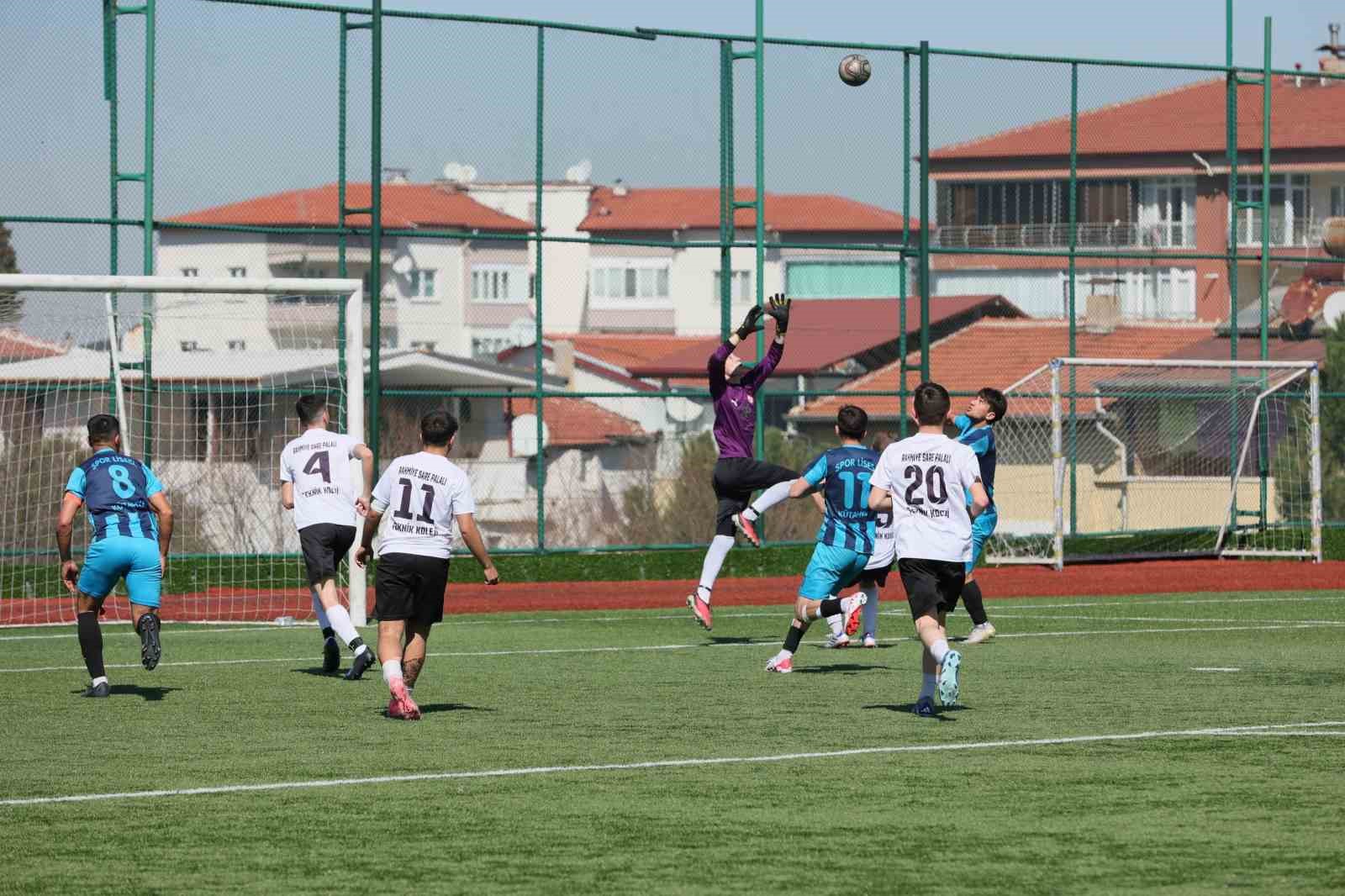 Okul Sporları Futbol Şampiyonasında yarı final biletleri sahiplerini buldu