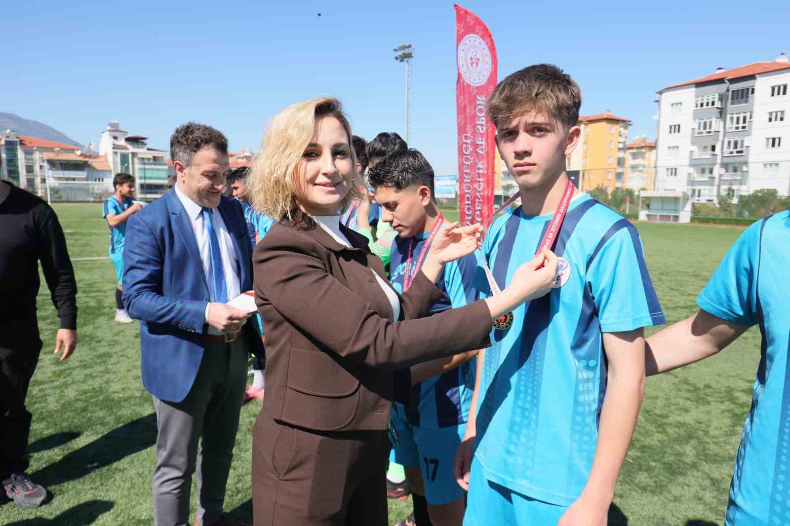 Okul Sporları Futbol Şampiyonasında yarı final biletleri sahiplerini buldu