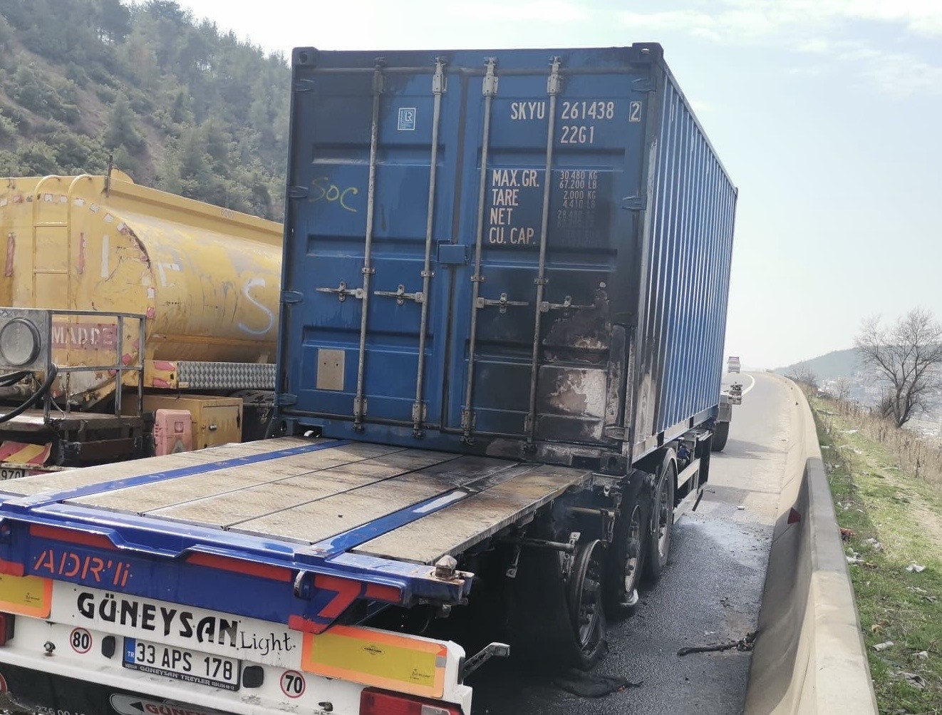 Osmaniye’de seyir halindeki tırın dorsesi yandı