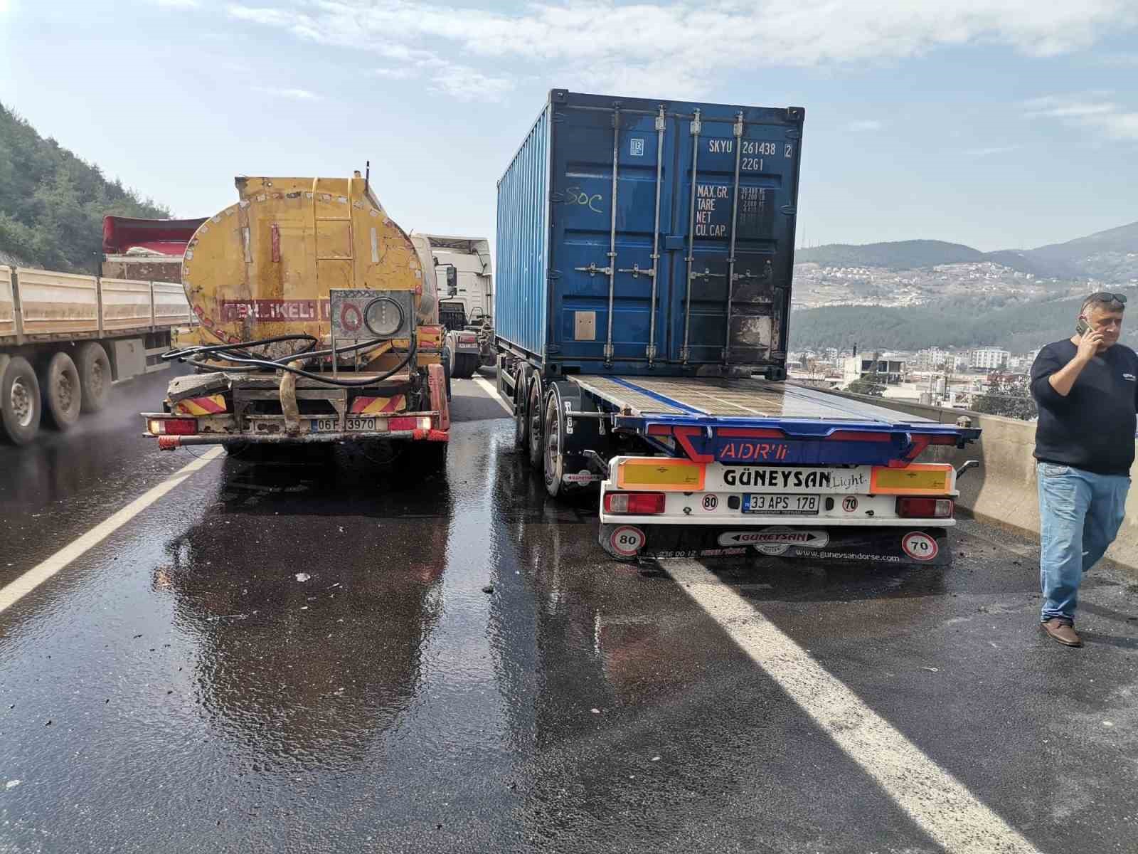 Osmaniye&rsquo;de seyir halindeki tırın dorsesi yandı
