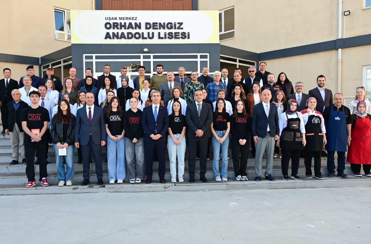 Vali Aktaş &ouml;ğrencilerle bir araya geldi
