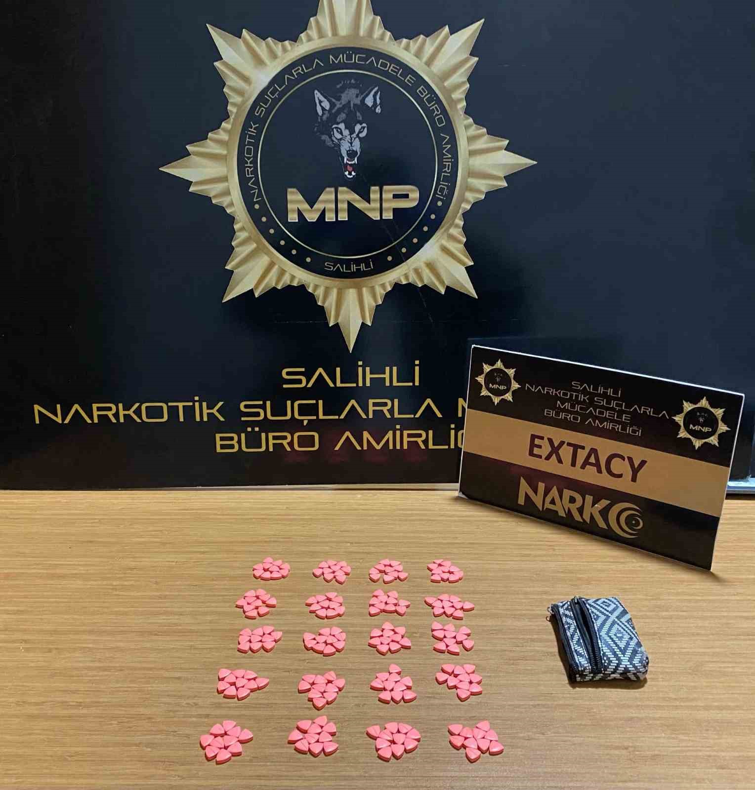 Manisa’da şüpheliden 200 extacy hap çıktı