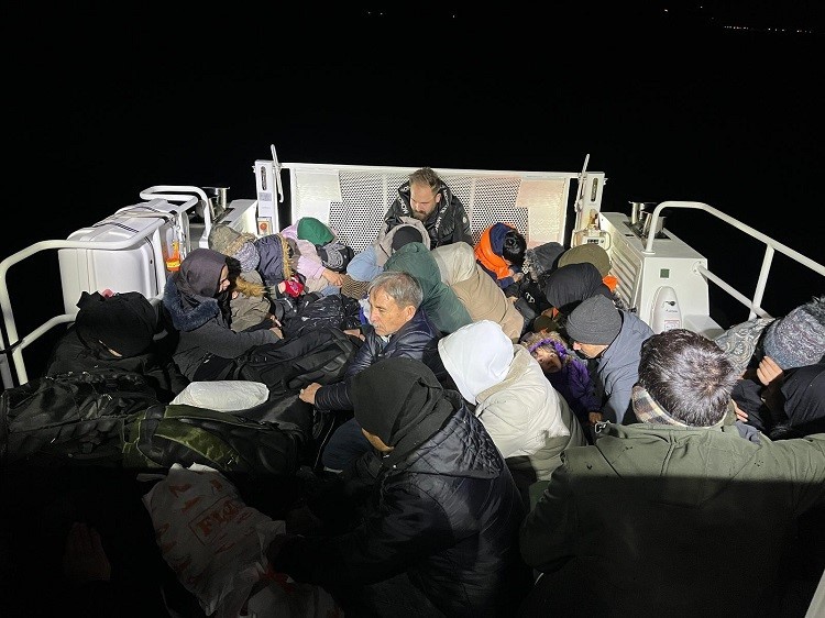 Ayvacık’ta 28 kaçak göçmen yakalandı