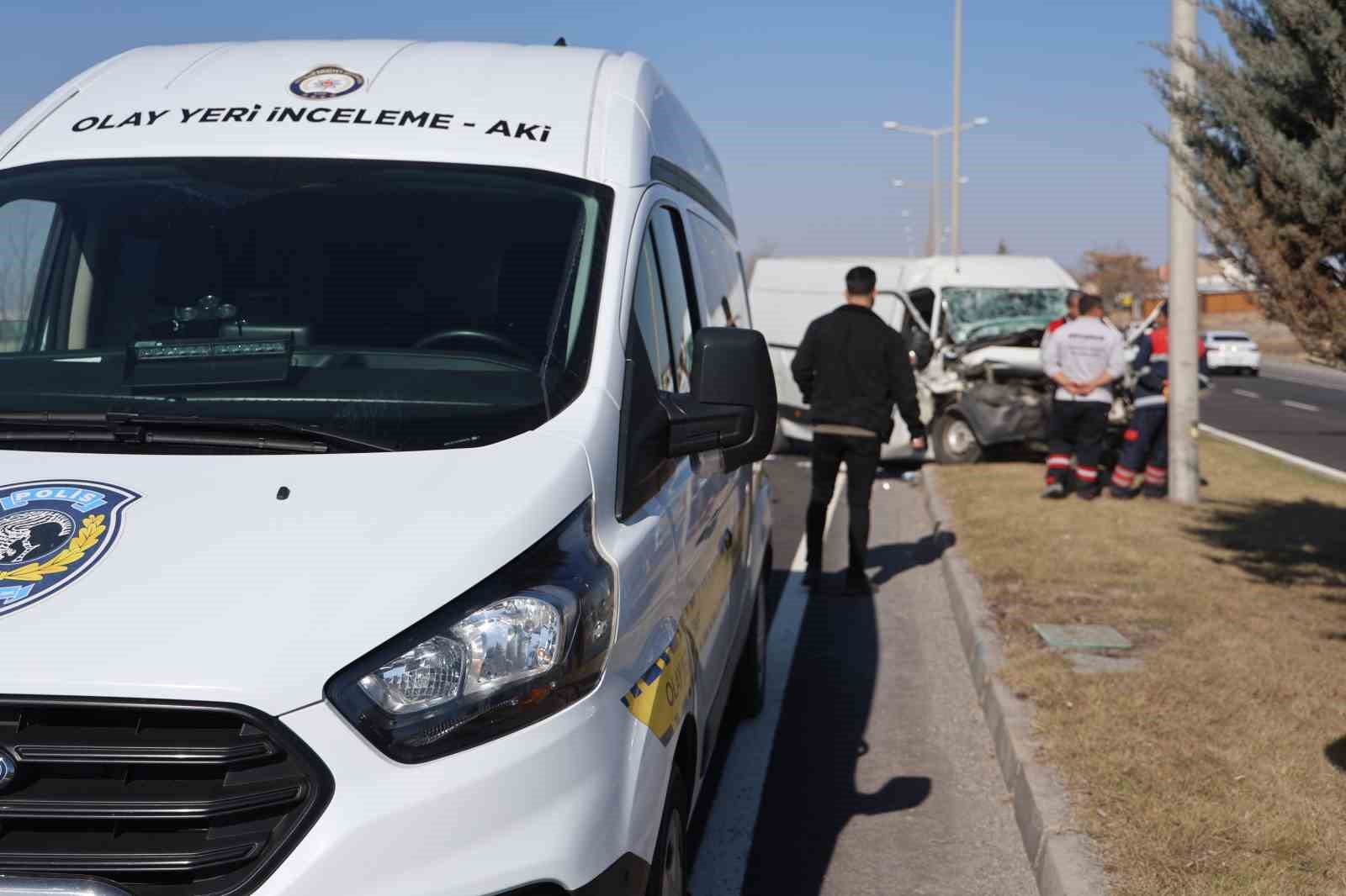 Nevşehir&rsquo;de minib&uuml;s tıra arkadan &ccedil;arptı: 1 &ouml;l&uuml;

