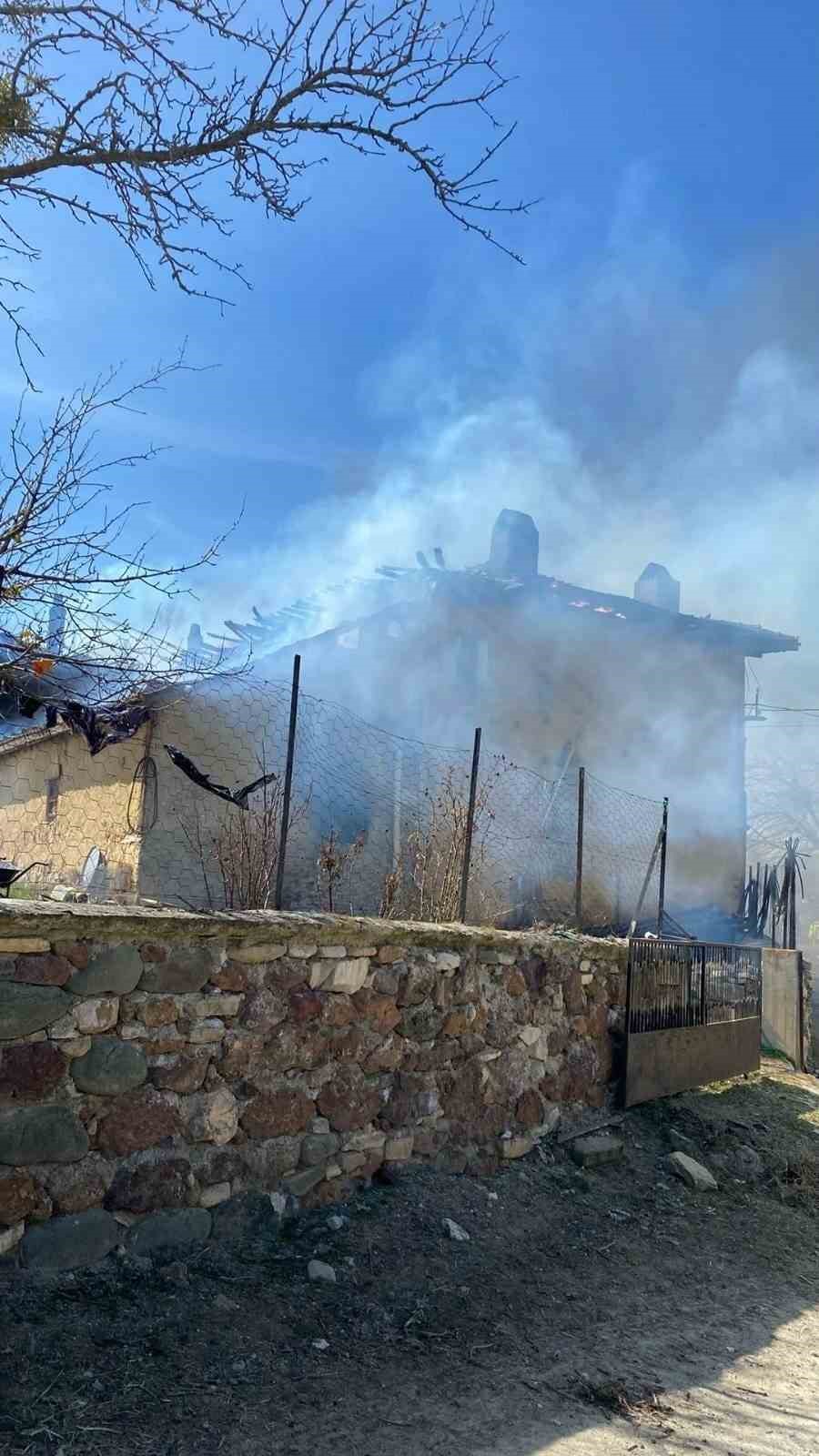 Uşak&rsquo;ta 3 evin zarar g&ouml;rd&uuml;ğ&uuml; yangın s&ouml;nd&uuml;r&uuml;ld&uuml;
