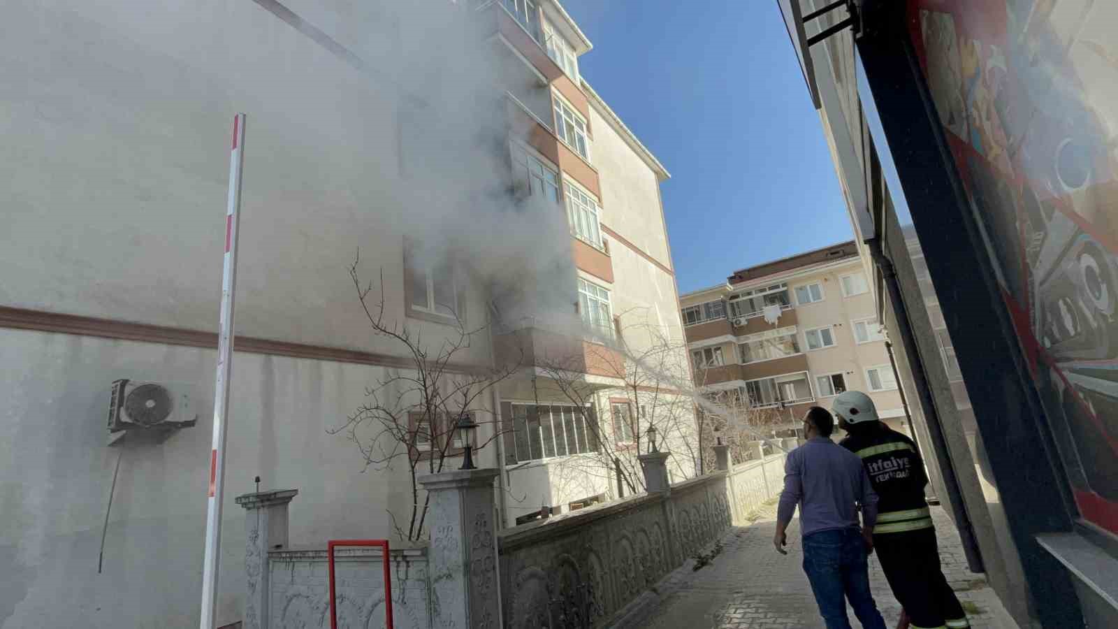 Çorlu’da apartman dairesi alev alev yandı