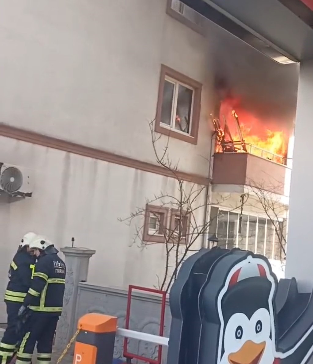 &Ccedil;orlu&rsquo;da apartman dairesi alev alev yandı
