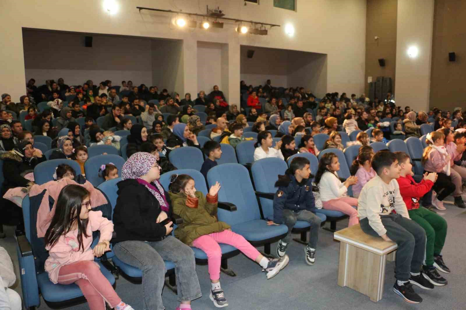 Kavuklu ve Pişekar çocuklarla buluştu