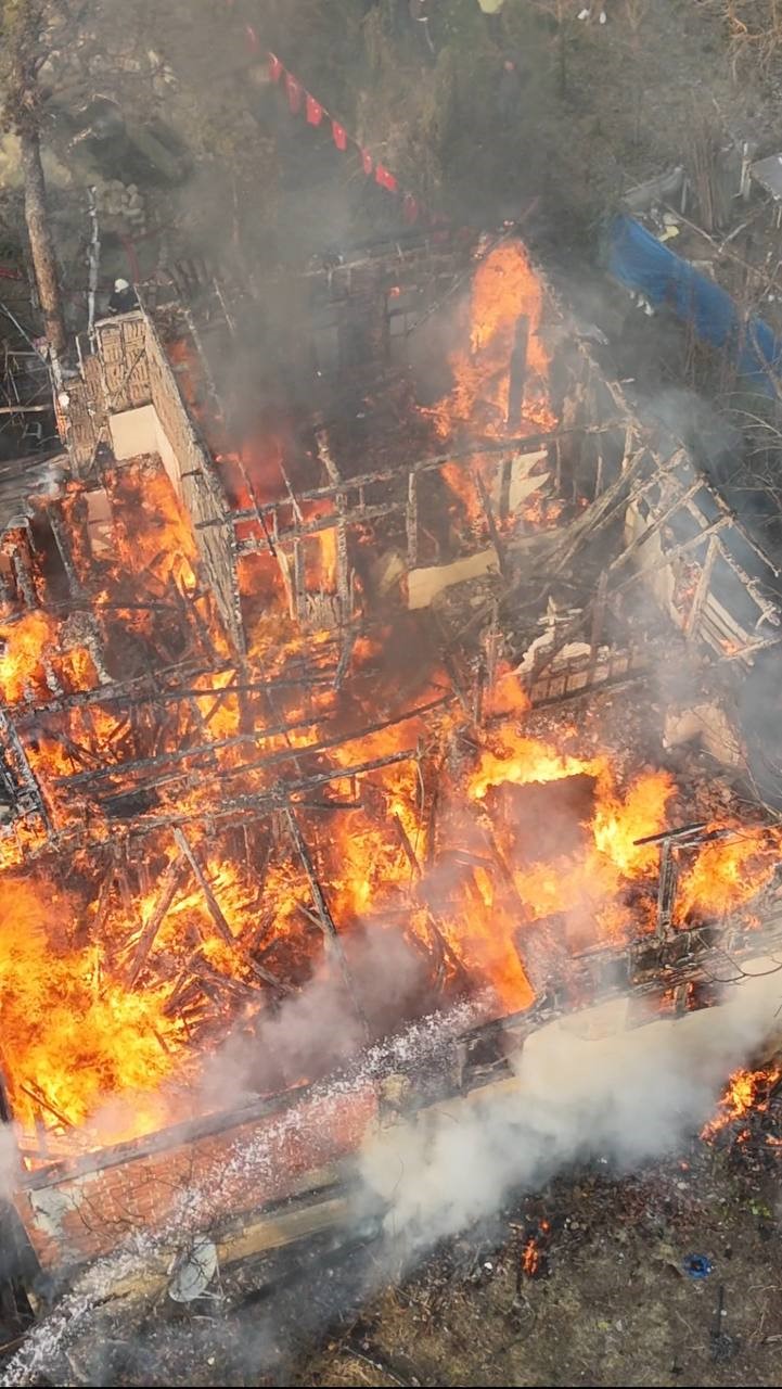 Sinop’ta ahşap ev alevlere teslim oldu
