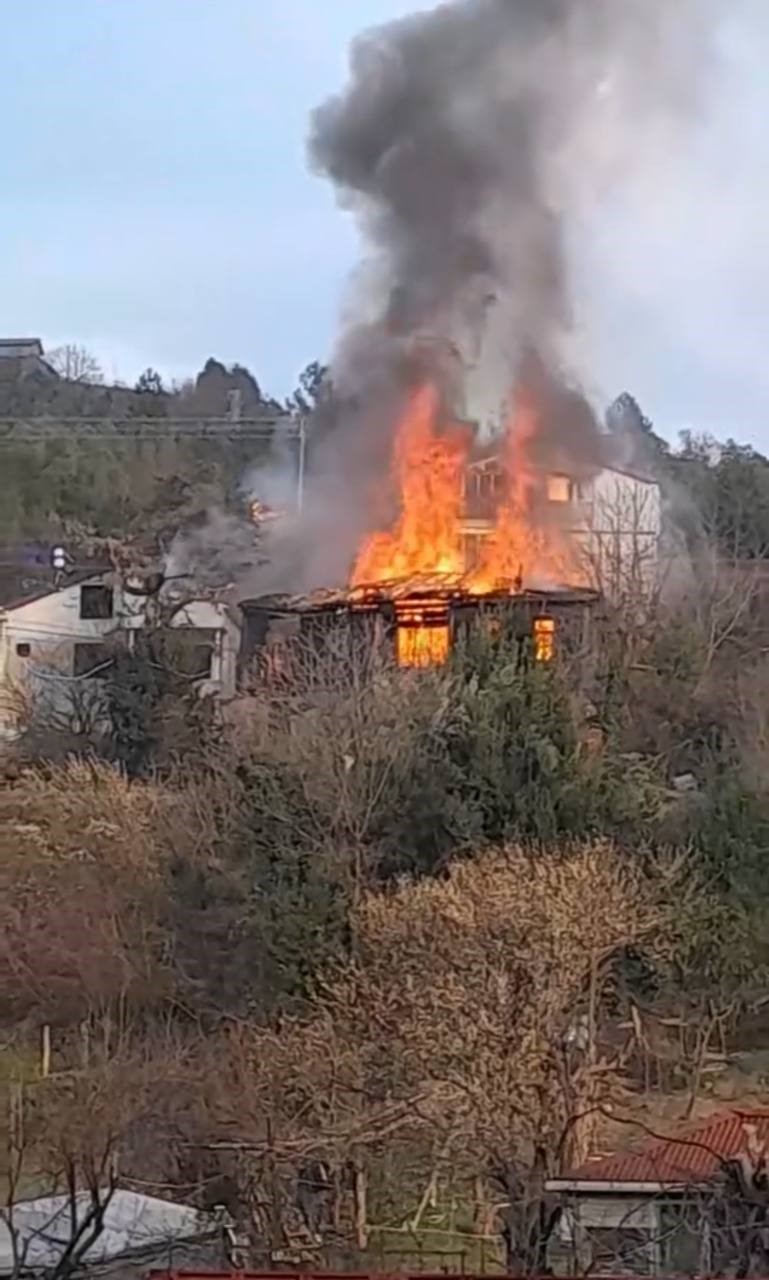 Sinop&rsquo;ta ahşap ev alevlere teslim oldu
