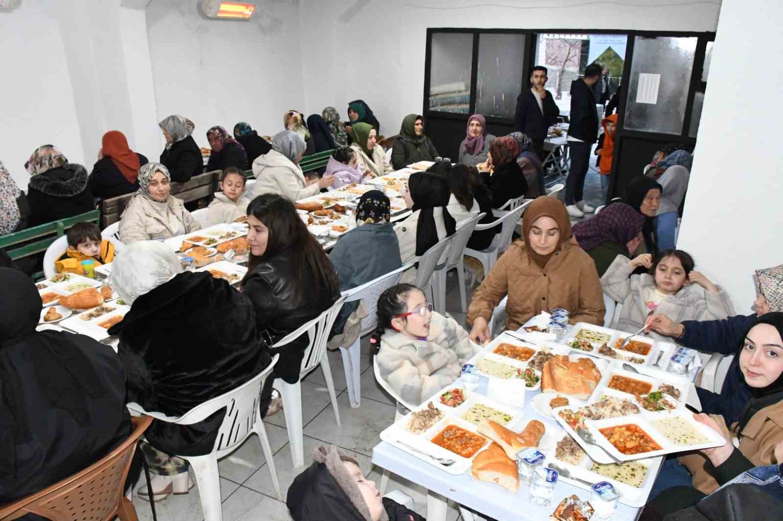 &Ccedil;evre k&ouml;ylerden &ouml;rnek aldılar, Ramazan&rsquo;da tek iftar sofrası kurdular
