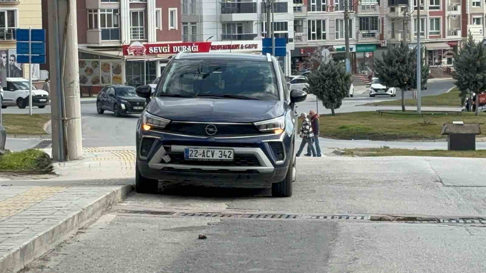 Edirne&rsquo;de motosiklet ile otomobil &ccedil;arpıştı: 1 yaralı
