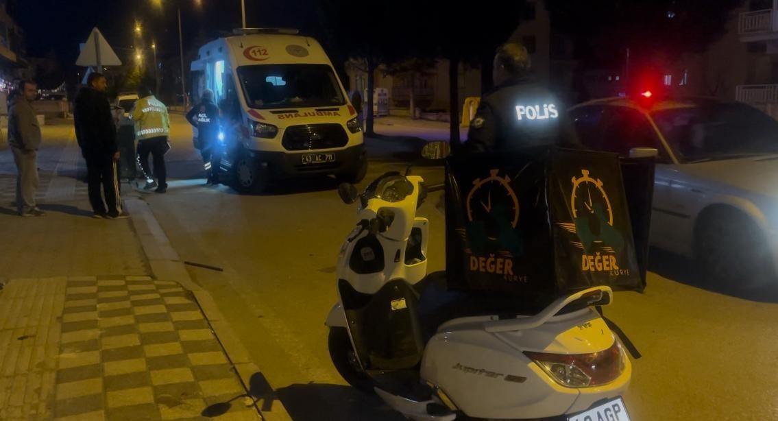 Tavşanlı’daki trafik kazasında motokurye yaralandı