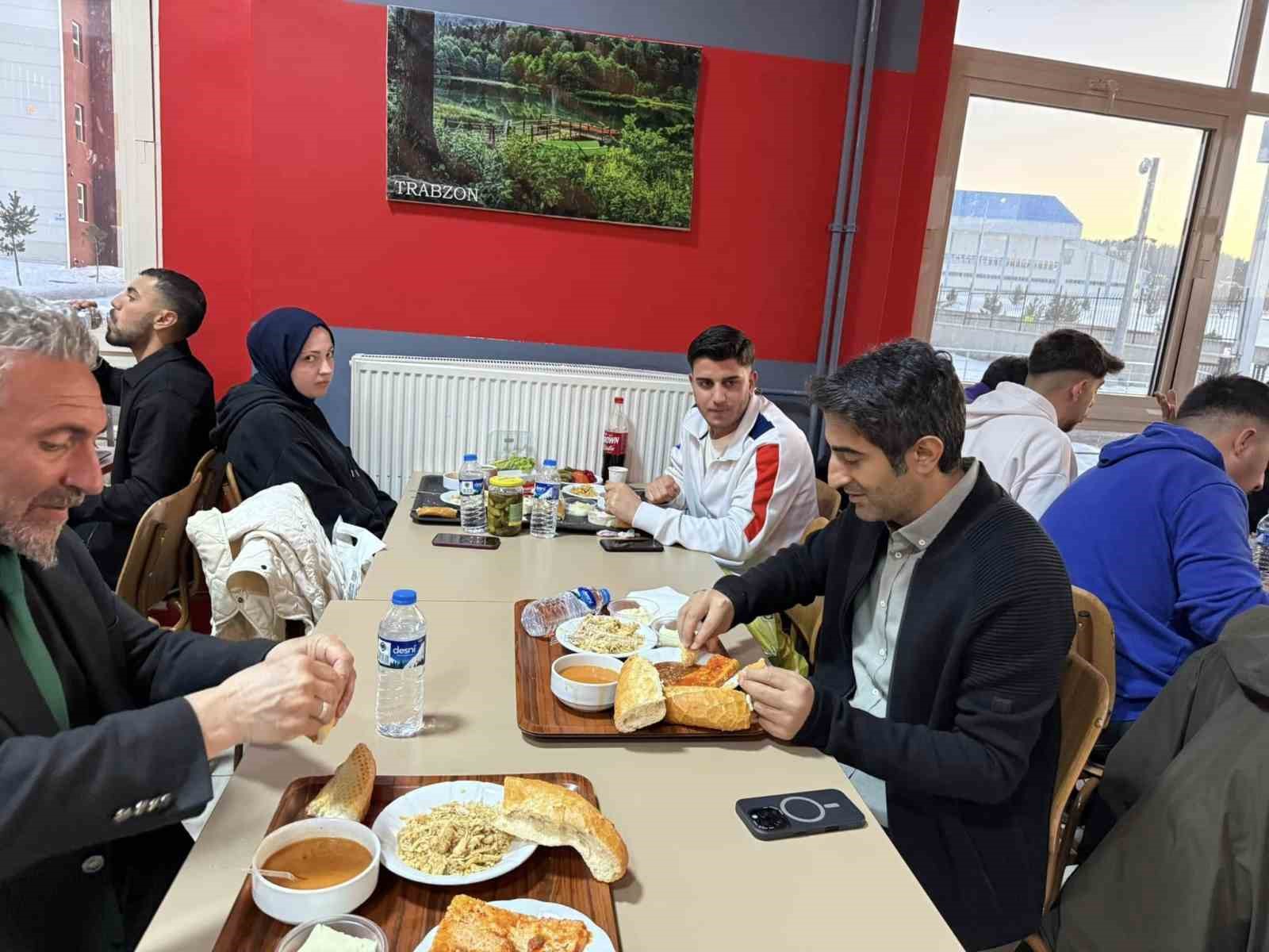 Sarıkamış&rsquo;ta kaymakam ve belediye başkanı &ouml;ğrencilerle iftar a&ccedil;tı
