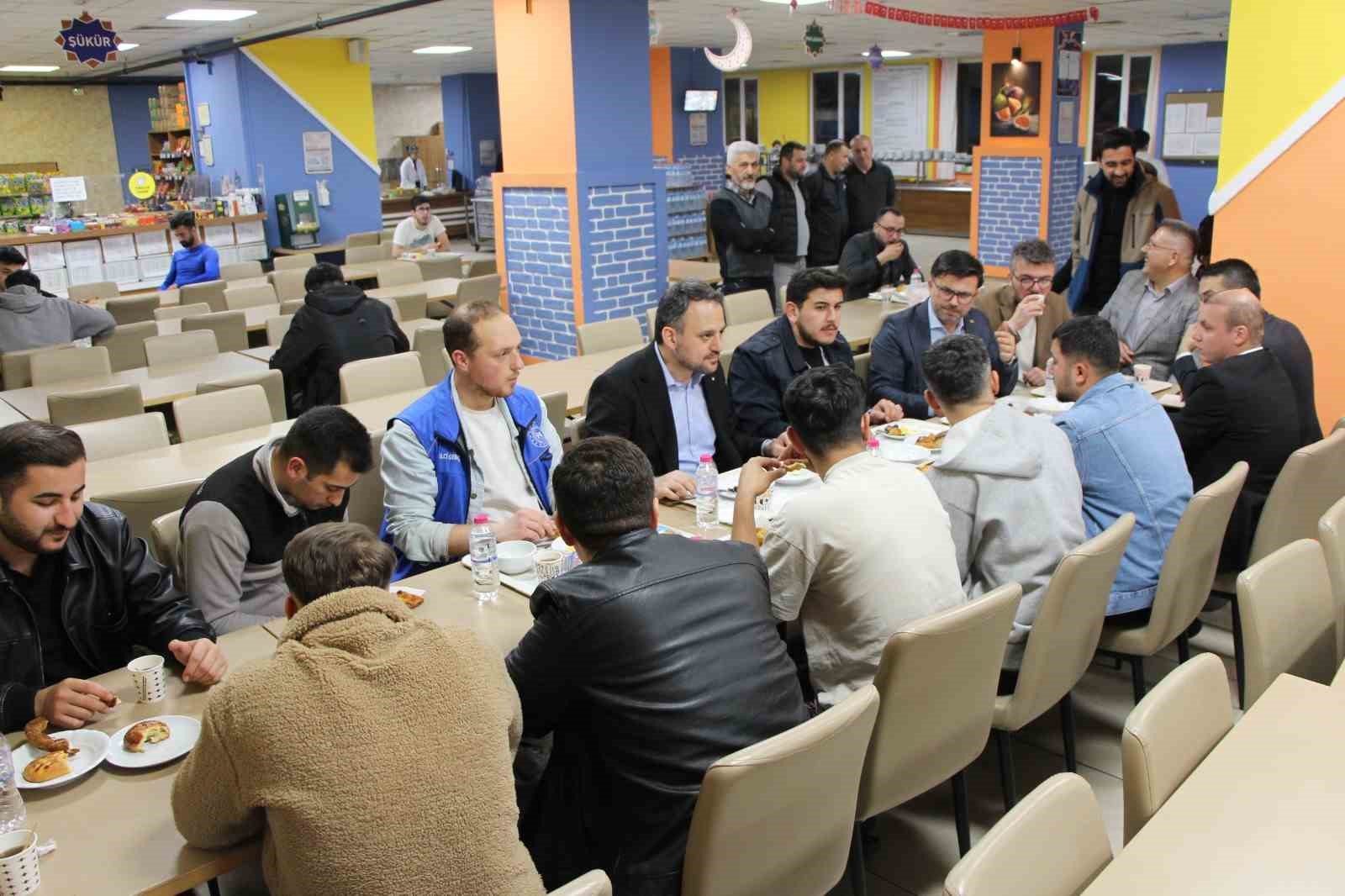 Başkan yardımcısı Eminoğlu gençlerle sahur yaptı