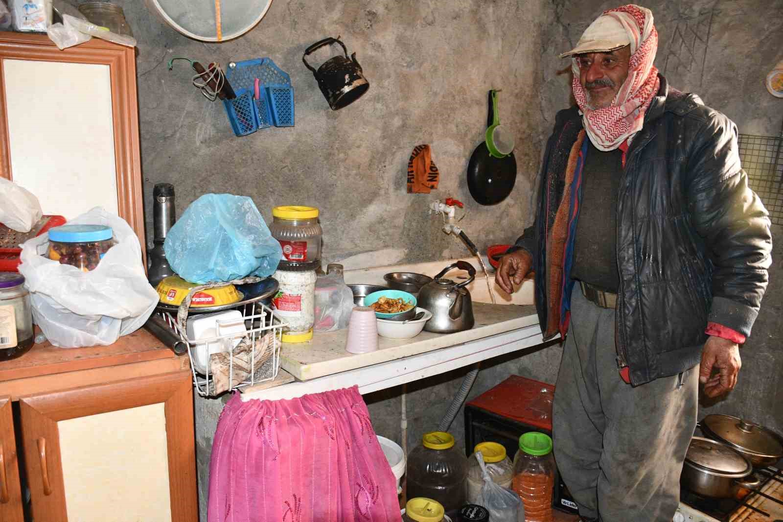 Vanlı besici, 9 yıldır Şırnak&rsquo;taki Faraşin Yaylası&rsquo;nda hayvanlarıyla yaşıyor
