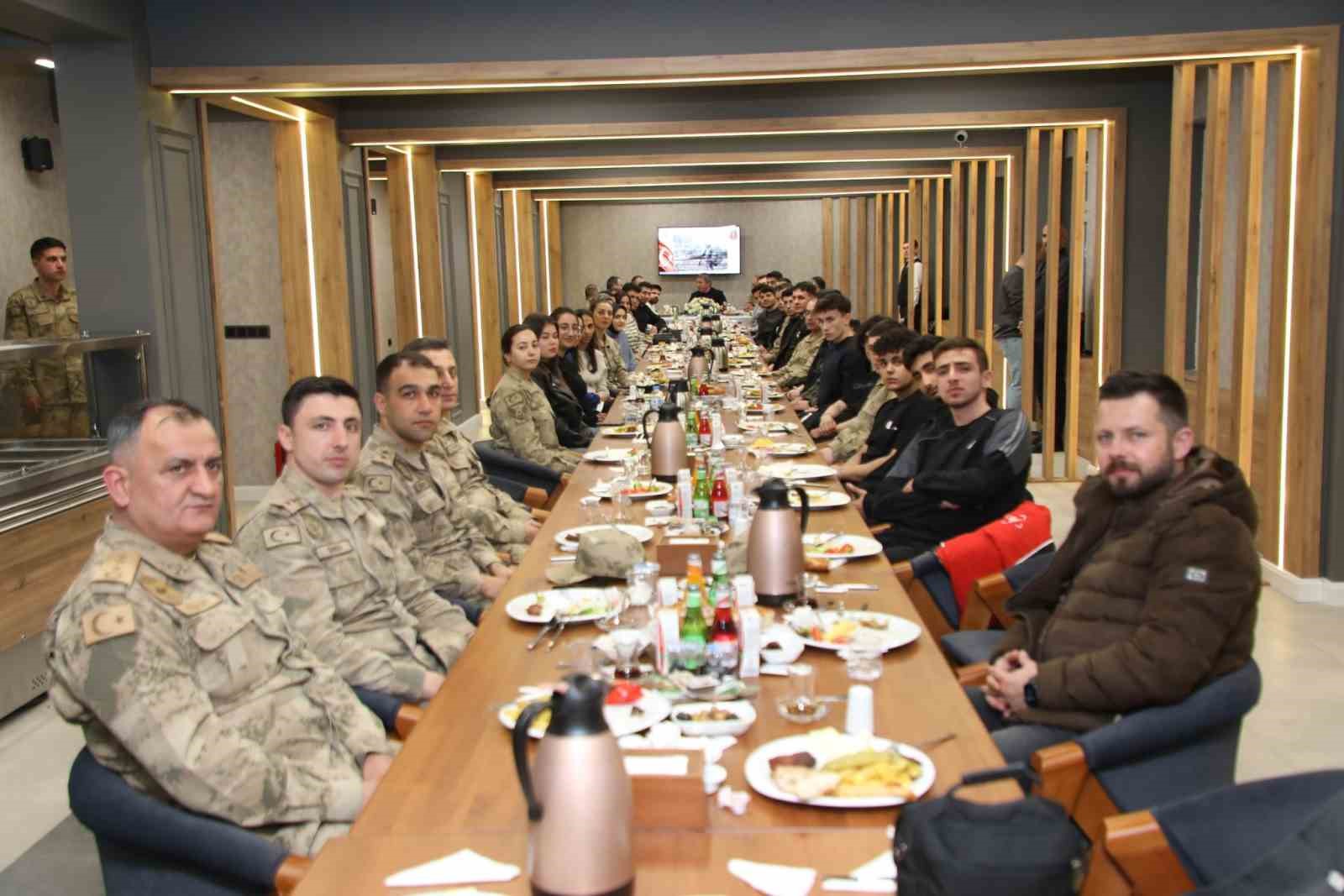 Vali Aydoğdu Mehmetçik ile sahur yaptı